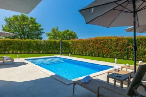 Pool zum Entspannen mit Blickschutz